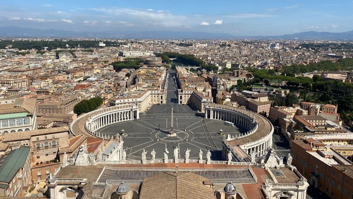 Panoramaansicht des Petersplatzes in Rom mit Stadtblick