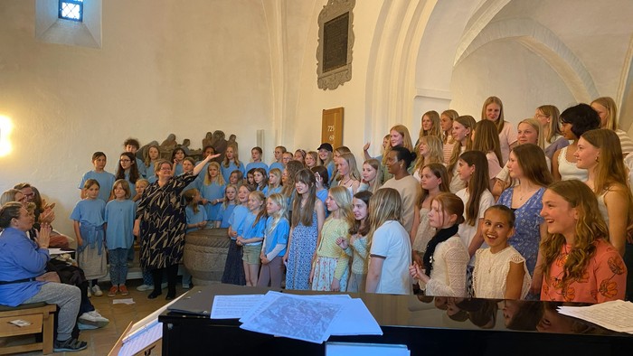 Korleder, børnekor og pigekor modtager applaus i Brønshøj kirke