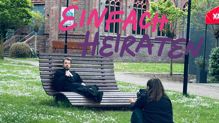 Das Bild zeigt Pfarrer Simon Hillebrecht bei Dreharbeiten zu