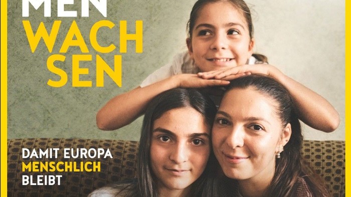 Drei Frauen in unterschiedlichem Alter sitzen zusammen und lächeln in die Kamera und werben für eine gemeinschaftliche weltweite Kirche im Rahmen einer Kollekte zu Pfingsten
