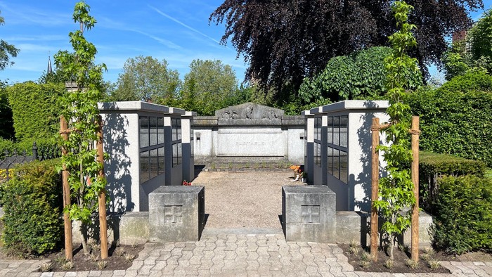 Kolumbarium mit neu gepflanzten Sträuchern