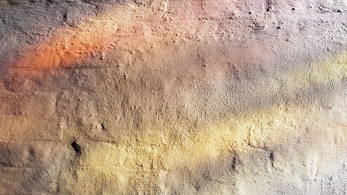 Bunte Farbverläufe an einer Ziegelmauer