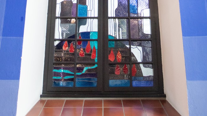Buntes Kirchenfenster vor blauem Hintergrund
