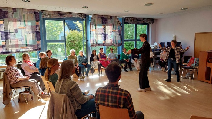 Foto vom Schnuppertag Chorleitung. Man sieht einen Teilnehmer dirigieren.