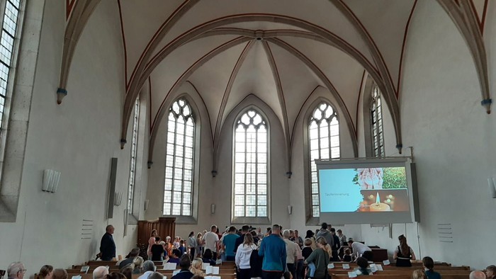 In der Kirche findet eine Veranstaltung mit vielen Teilnehmern statt.