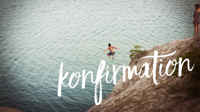 Eine Person springt von einer Klippe in klares Wasser, wobei das Wort *„Konfirmation“* elegant eingeblendet wird.