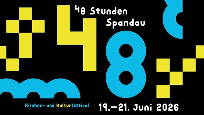 Flyer 48 Stunden Spandau, Kirchen- und Kulturfestival in geometrischer Pixelschrift in gelb und blau auf schwarzem Grund.