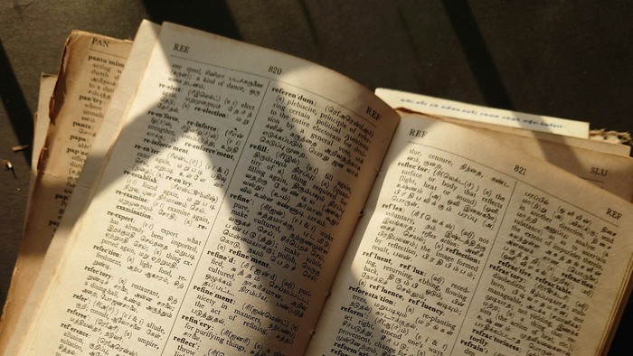 Ein aufgeschlagenes, altes English-Tamilisch-Wörterbuch