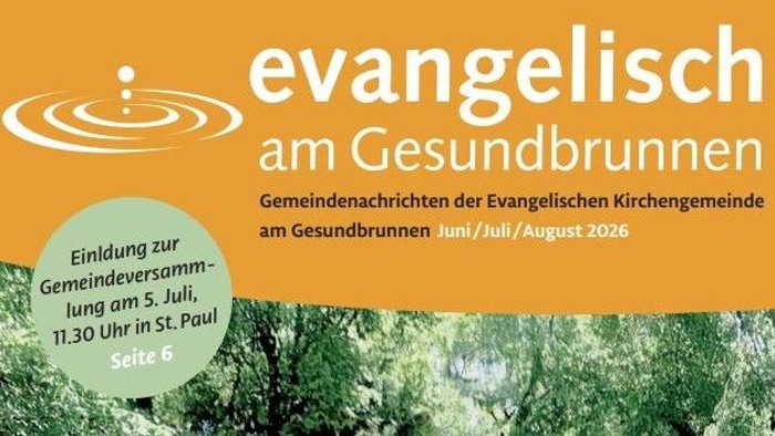 Gemeinde-Newsletter-Titelbild mit einem Gedenktisch, einem Kreuz und Blumen in einer ruhigen Außenumgebung.