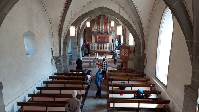 Das Foto zeigt Teilnehmer:innen des Kirchenmusikkonvents in der Evangelischen Kirche Ahnatal-Weimar