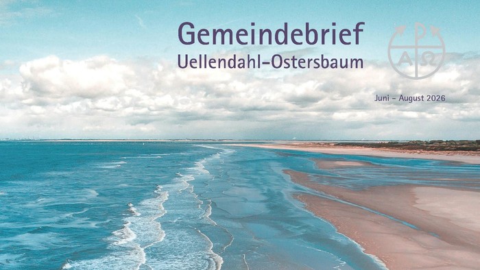 Eine Küstenlandschaft mit Wellen, die auf den sandigen Strand treffen, betitelt *„Das Meer – Lebensraum und Inspiration“* in einem Gemeinde-Newsletter.