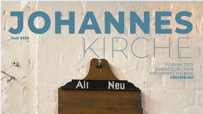 Titelblatt einer Juni-2026-Ausgabe des Magazins *„Johannes Kirche“* mit einem Holzschild, auf dem *„Alt“* und *„Neu“* steht.