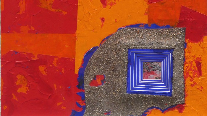Abstraktes Kunstwerk mit kräftigen Rottönen, Orangen und einem geometrischen blau-grauen Quadrat mit konzentrischen Linien.
