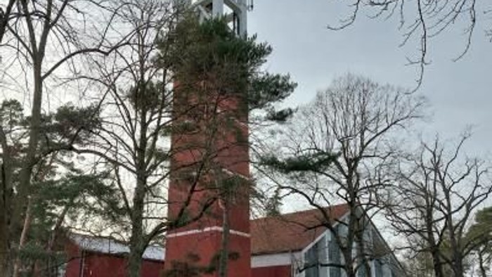 Ansicht der Kirche St. Karl Borromäus (Totale) inklusive des gesamten Glockenturms von der gegenüberliegenden Strassenseite