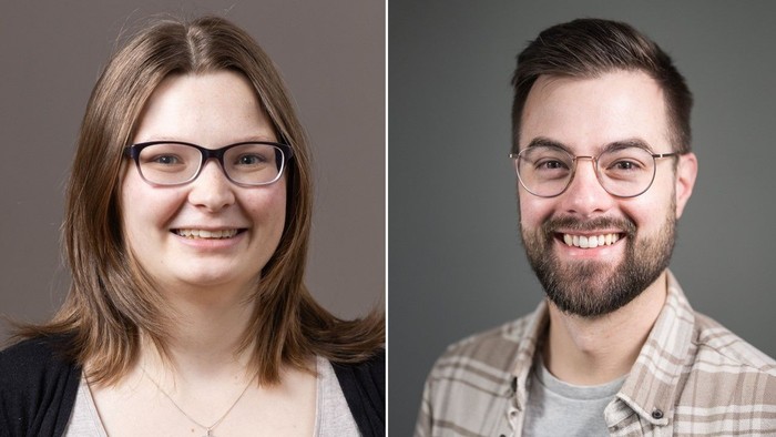 Zwei Personen, die in die Kamera lächeln, eine Frau mit Brille und einem hellen Oberteil, ein Mann mit einem karierten Hemd.