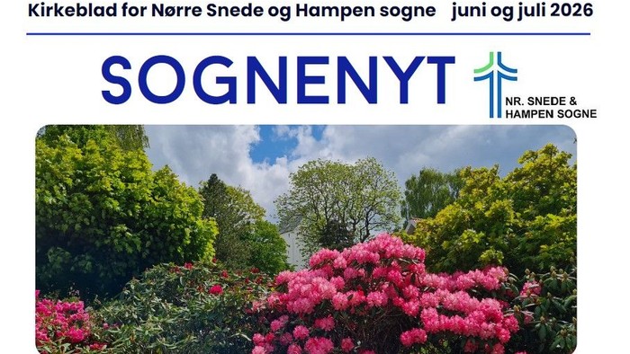 Kirkebladets forside til juni og juli 2026 med levende lyserøde blomster og frodig grønne omgivelser.
