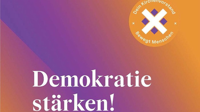 Kampagnengrafik zur Förderung der kirchlichen Unterstützung für die Stärkung der Demokratie mit dem Slogan *„Demokratie stärken!“* und Logo.