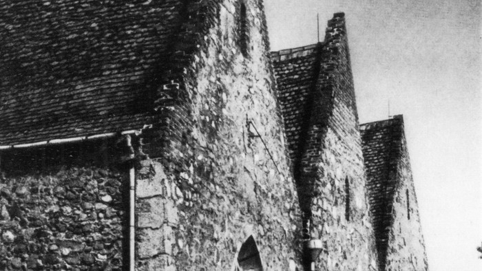 An der Giebelwand der Kirche St. Marien in Bad Belzig ist ein Metallstab zu sehen, der ein historisches Messinstrument darstellt. Das ist ein Mittagsweiser.