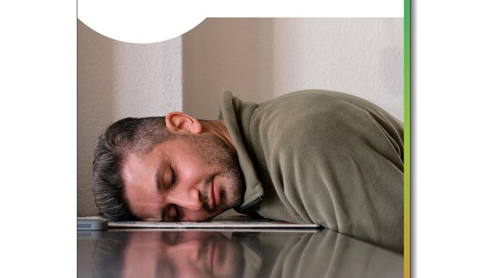 Gemeinde-Newsletter-Titelblatt mit einem Mann, der mit einem Laptop ruht, betitelt **
