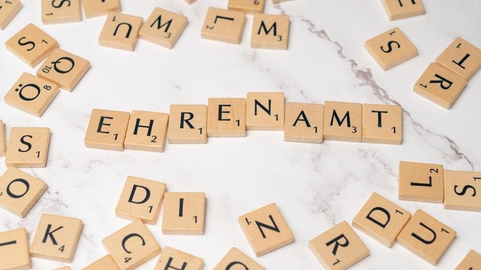 Scrabble-Steine auf Marmor, die das Wort