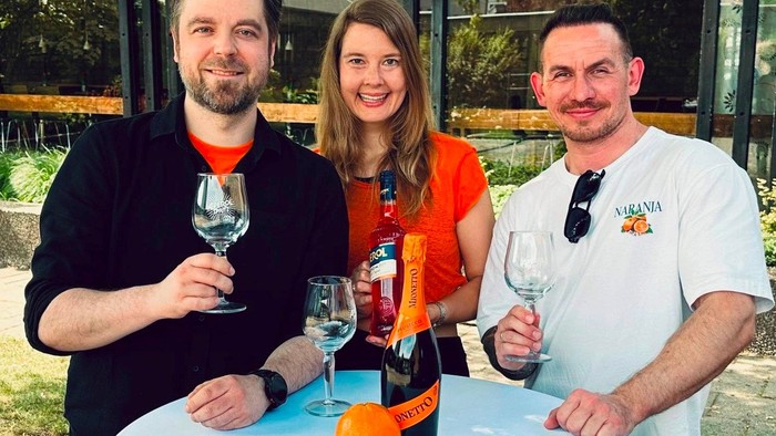 Pfarrer Simon Hillebrecht, Pfarrerin Maria Hinsenkamp und Kai Langer, Leiter der Evangelischen Jugend, freuen sich schon auf die Open-Air-Ausgabe des Kneipengottesdienstes am 4. Juli.