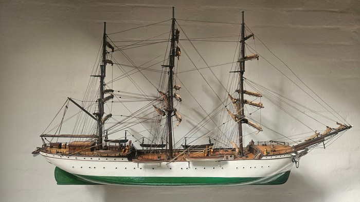 Ein Segelschiff, die Duchesse Anne, mit Namen Großherzogin Elisabeth. Ein Dreimaster.