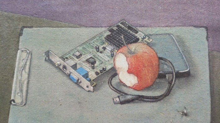 Eine geschnitzte Orange mit Elektronik und einem Schraubenzieher auf einer strukturierten Oberfläche.