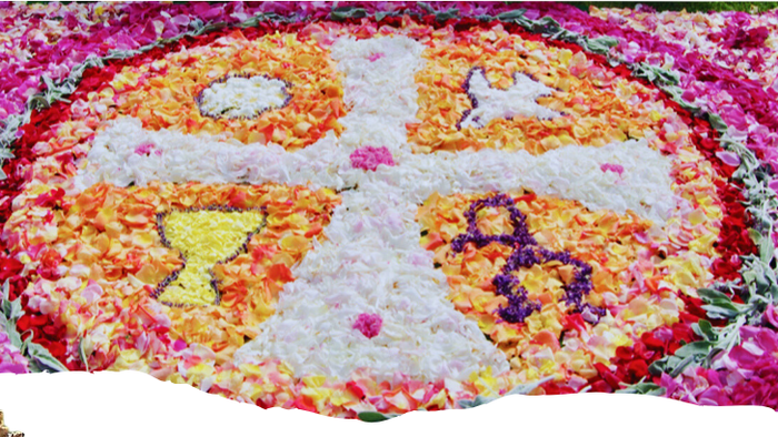 Plakat kündigt Heilige Messe zu Fronleichnam am 4. Juni 2026 mit Blumenschmuck und Versammlungsdetails an.