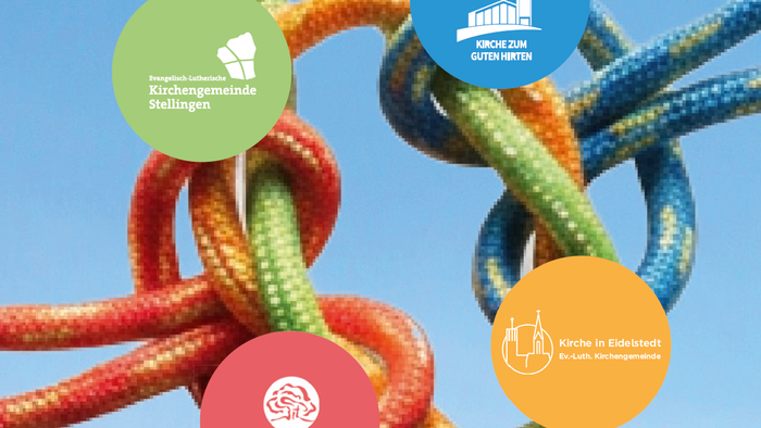 Bunte geknotete Seile mit den Logos von vier deutschen Kirchengemeinden und ihren Standorten vor blauem Himmel.