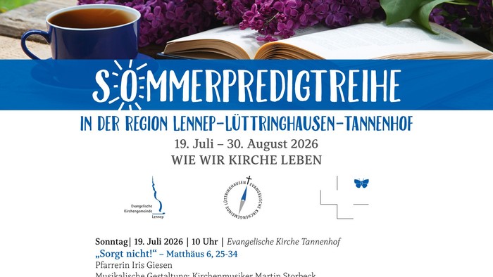 Tasse Tee und aufgeschlagenes Buch
