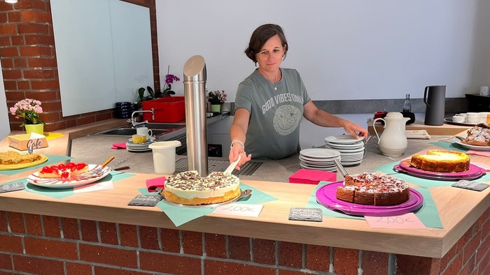 Kuchentheke beim Cafe Begegnung