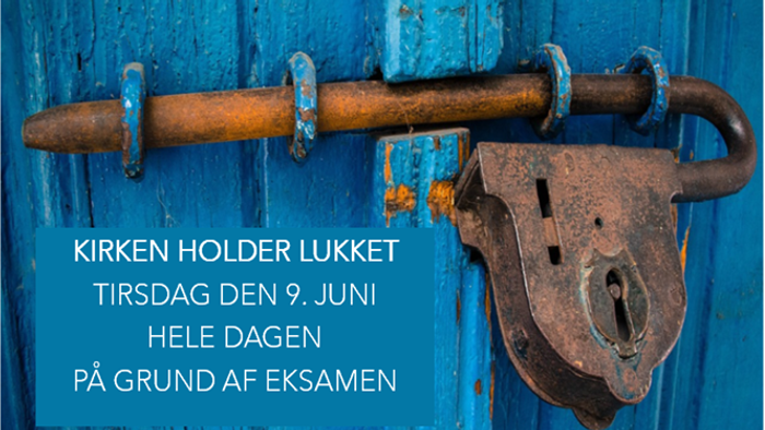En rusten hængelås sikrer en blå dør med en seddel, der oplyser, at kirken vil være lukket den 9. juni på grund af eksamener.