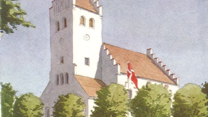 Hvid kirke med klokketårn og røde tag.