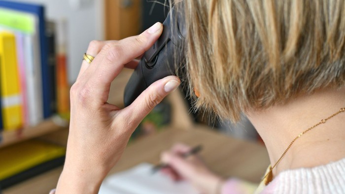 Seelsorgerin am Telefon