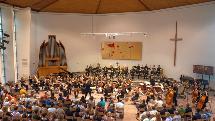 Große Kirche mit vielen Menschen und einem großen Orgel