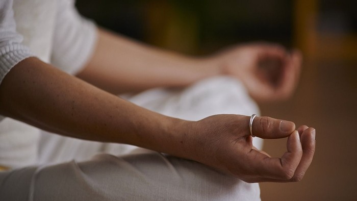 Person meditiert in lotus Position