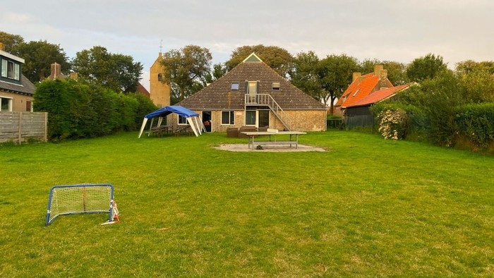 Ameland-Hof 7-kleines Tor und Tischtennisplatte im Garten