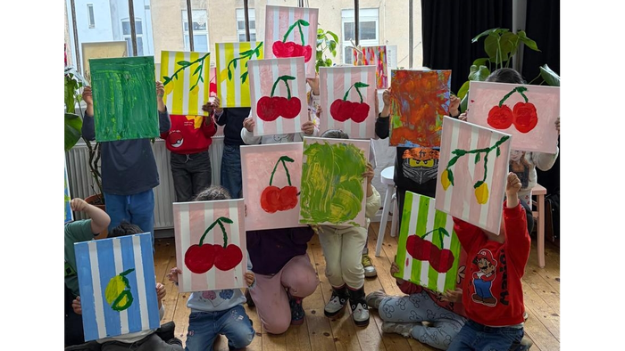 Kinder halten ihre Bilder hoch