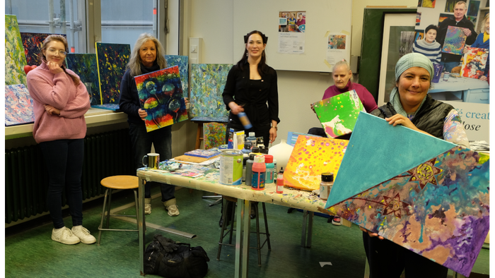Künstler:innen im Atelier mit ihren Werken