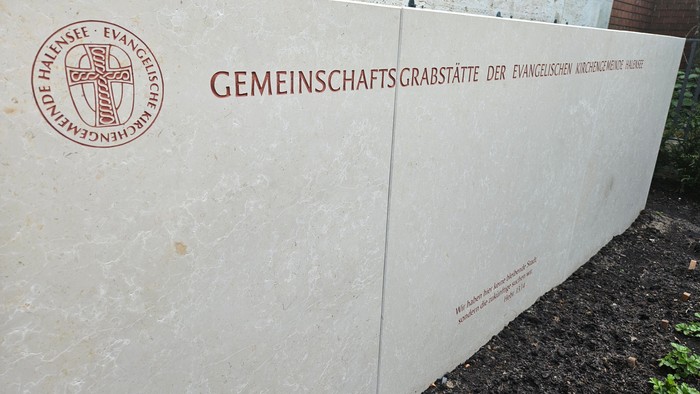 Eine Gedenktafel zur Kennzeichnung des „Gemeinschaftsfriedhofs der Evangelischen Kirche Halle“.