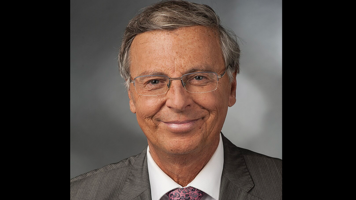 Wolfgang Bosbach im Jahre 2024, in Anzug und Kravatte, lächend, als Portraitaufnahme