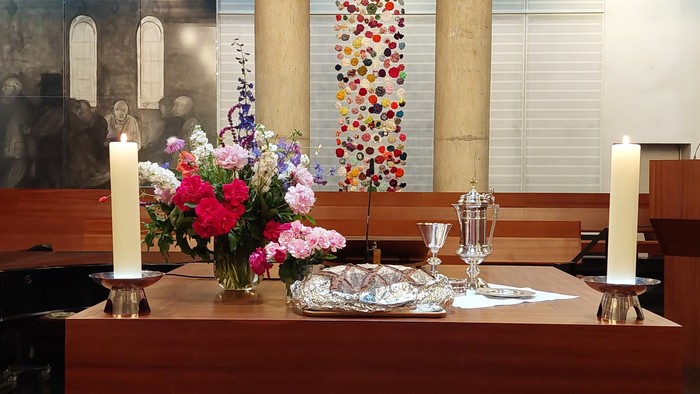 Altar mit Brot und Blumen