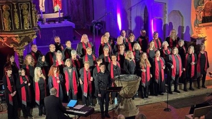 Der Gospelchor Eisenach singt in der Georgenkirche, Blick von der Empore auf den Chor am Taufstein