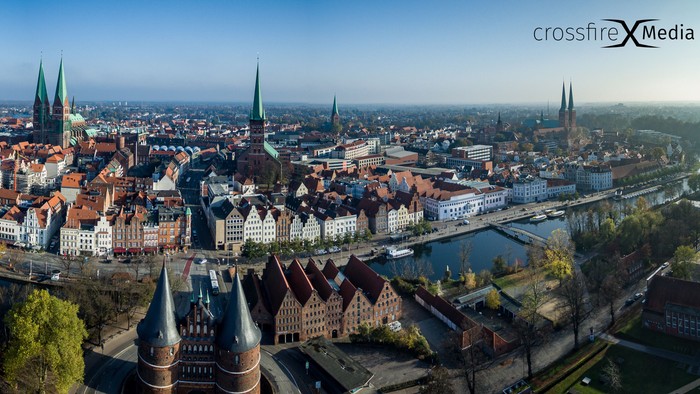 Luftaufnahme einer Stadt mit Fluss und historischen Gebäuden
