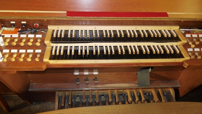 Ein hölzernes Musikinstrument mit Tasten und Schaltern