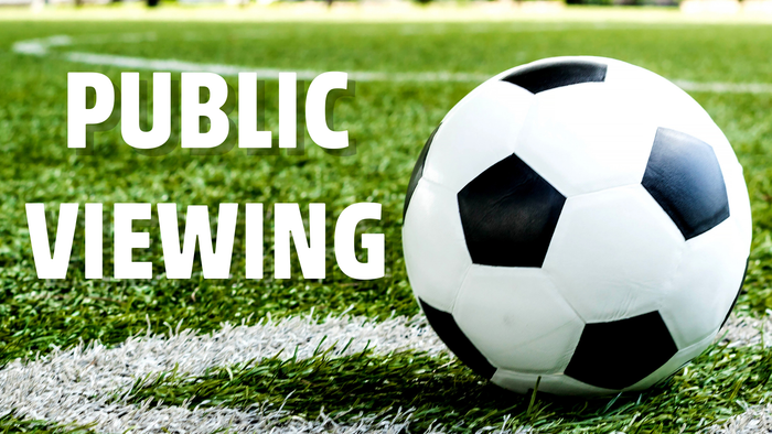 Ein Fußball liegt auf einem Feld mit dem Text „PUBLIC VIEWING“ darüber.