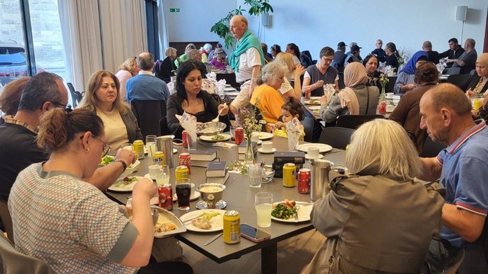 Sommerfest for Det Blå Sted med nye gæster fra Kvindehuset