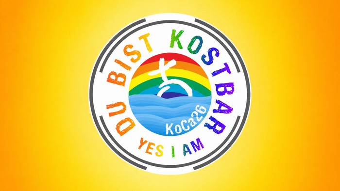 LGBTQ+-unterstützendes Logo mit Regenbogenflagge, Meereswelle und bekräftigendem Text *„Yes I AM“*.