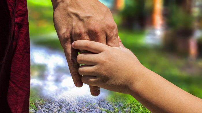 Zwei Hände, eine Kinderhand, eine Hand eines Erwachsenen