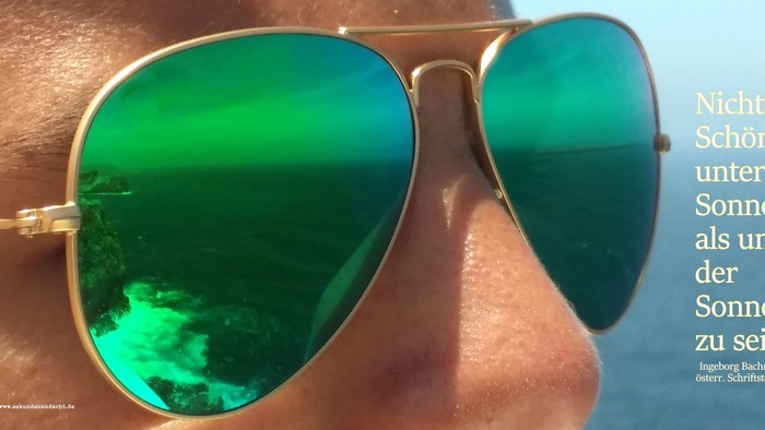 Gesicht mit grün getönter Sonnenbrille und einer Aussage von Ingeborg Bachmann